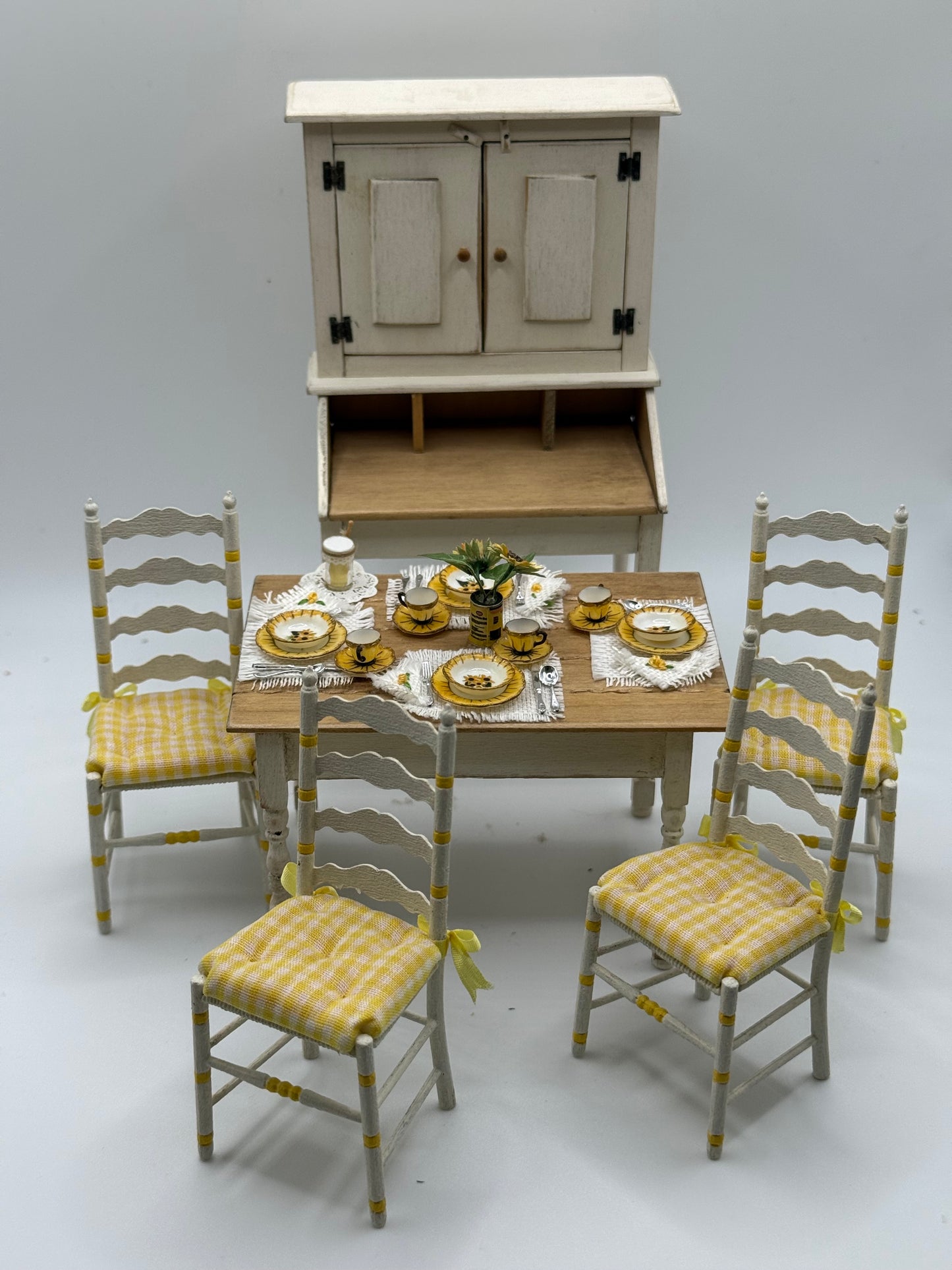 Table 4 chairs & Hutch