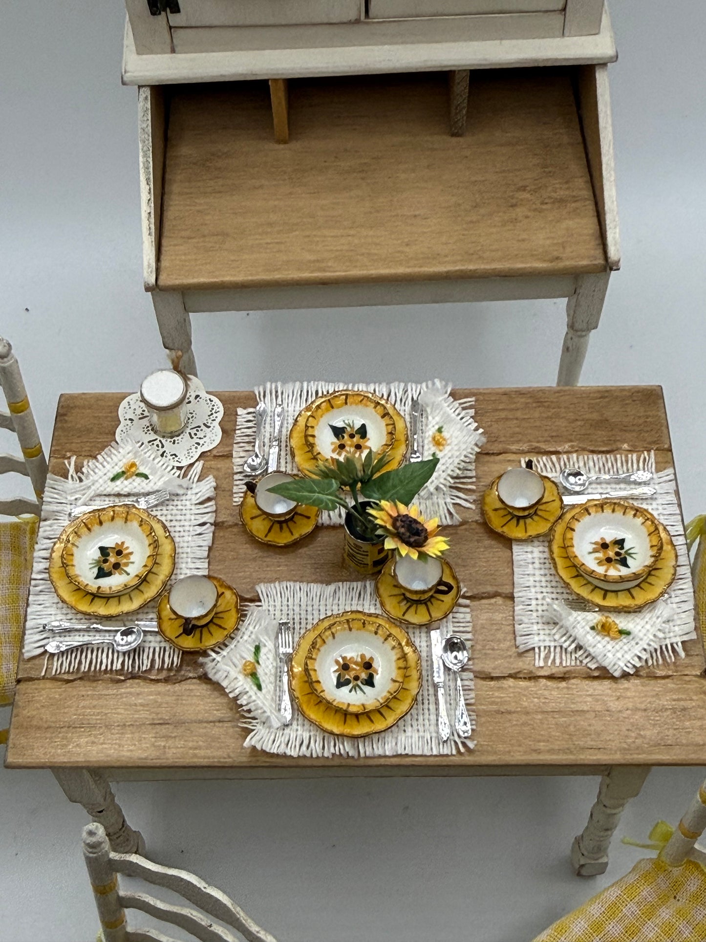 Table 4 chairs & Hutch
