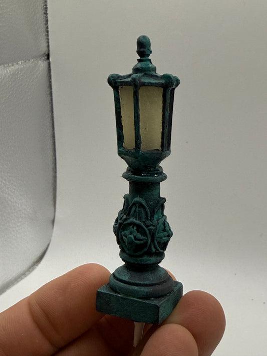 Lawbre Lamp Post