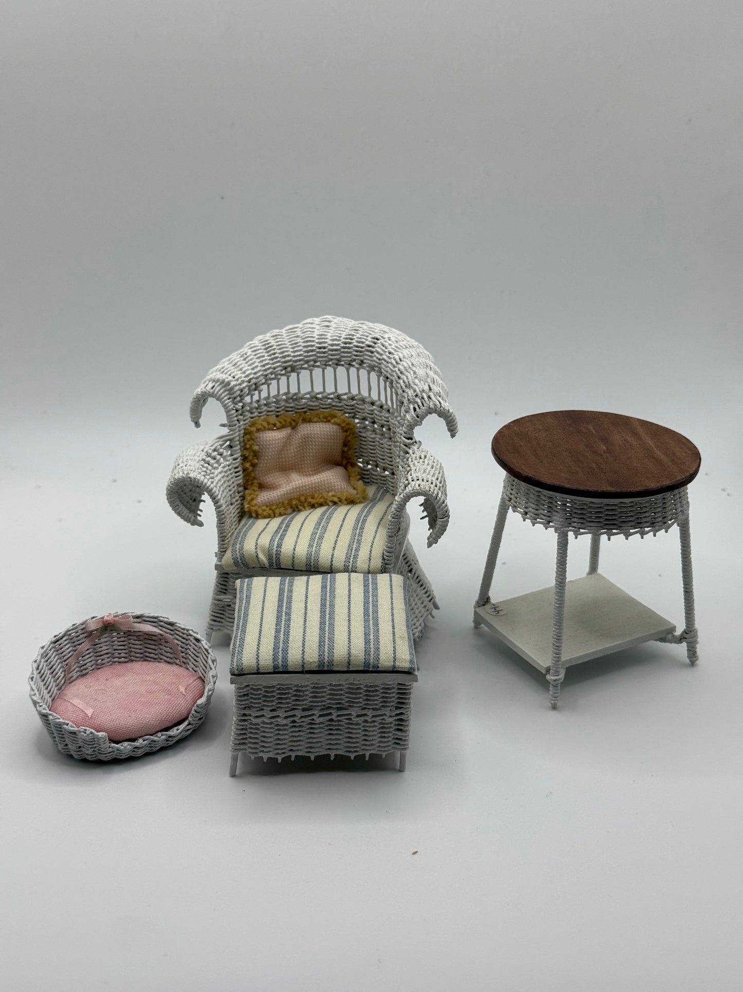 White Wicker furniture set